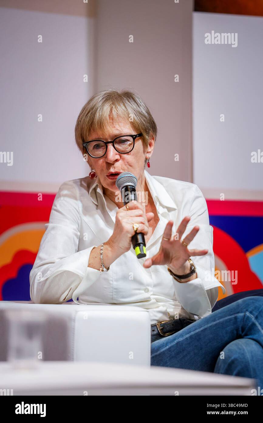 Torino, Italien. Mai 2025. Milena Gabanelli alla 37a edizione del Salone del Libro di Turin. Italia - cronaca - Domenica 18 maggio 2025 (Foto Giulio Lapone/LaPresse). Milena Gabanelli bei der 37. Ausgabe des Salone del Libro in Turin. Italien - Nachrichten - Domenica 18. Mai 2025 (Foto Giulio Lapone/LaPresse) die 37. Ausgabe des Salone del Libro in Turin. Italien - News - Samstag, 17. Mai 2025 (Foto Giulio Lapone/LaPresse) Credit: LaPresse/Alamy Live News Stockfoto