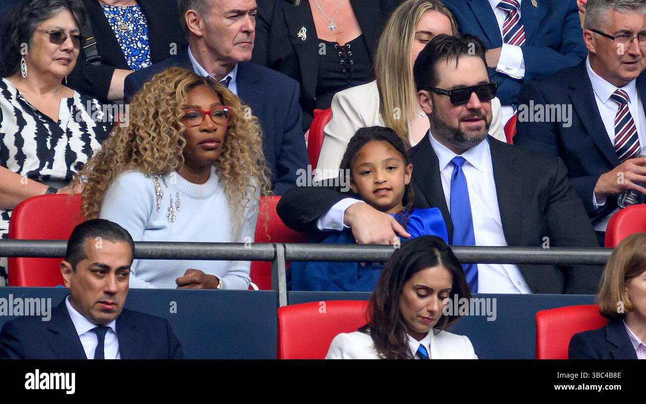 London, Großbritannien. Mai 2025. Chelsea gegen Manchester United - Finale des FA-Pokals der Damen - Wembley Stadium. Die Tennislegende Serena Williams, der Ehemann Alexis und ihre Tochter Alexis Olympia sehen Wembley. Bildnachweis: Mark Pain/Alamy Live News Stockfoto