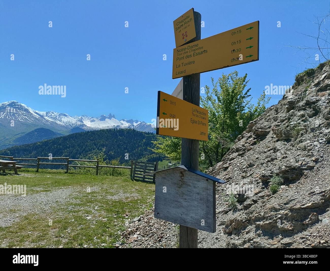 Frankreich Maurienne Jarrier : Panneau d'Information de direction randonnée Chapelle Saint roch Stockfoto