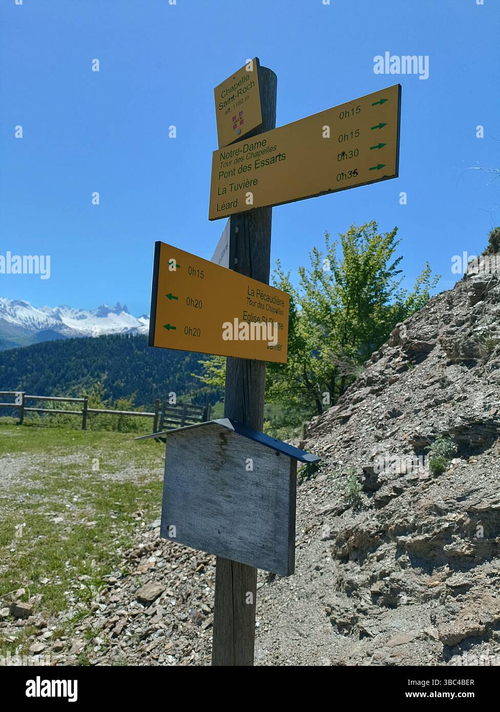 Frankreich Maurienne Jarrier : Panneau d'Information de direction randonnée Chapelle Saint roch Stockfoto