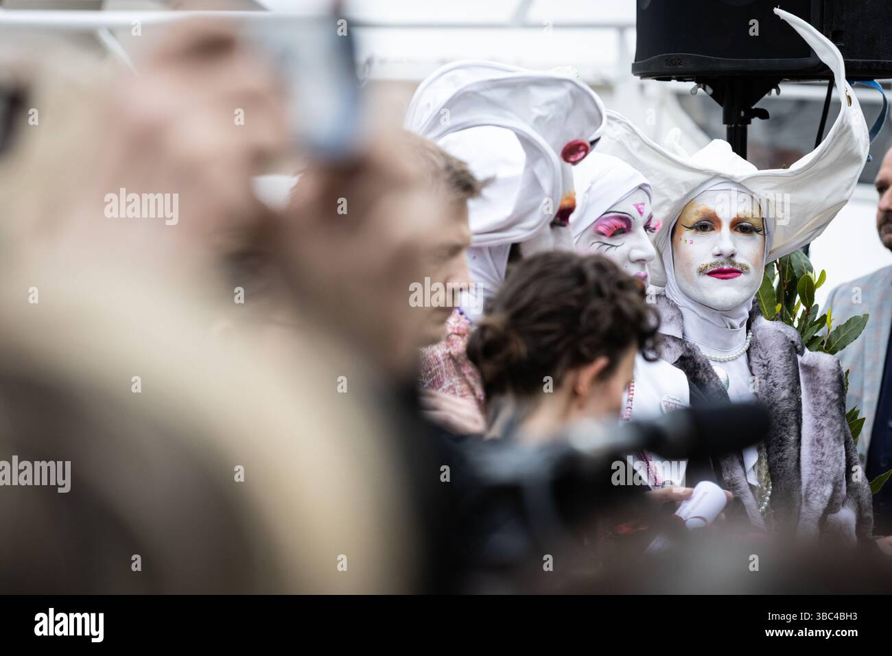Paris, Frankreich. Mai 2025. In Paris, Frankreich, wird am 17. Mai 2025 am Internationalen Tag gegen Homophobie, Biphobie und Transphobie die Gedenkstätte für die Vergessenen des Künstlers Jean-Luc Verna eingeweiht. Die Veranstaltung umfasst die Anwesenheit der Bürgermeisterin von Paris, Anne Hidalgo, und des stellvertretenden Bürgermeisters von Paris, der für die Bekämpfung der Diskriminierung zuständig ist, Jean-Luc Romero. Die Skulptur ist die erste französische Gedenkstätte zu Ehren der homosexuellen Opfer der Deportation und aller im Laufe der Geschichte verfolgten LGBTQIA. (Foto: Telmo Pinto/NurPhoto) Credit: NurPhoto SRL/Alamy Live News Stockfoto