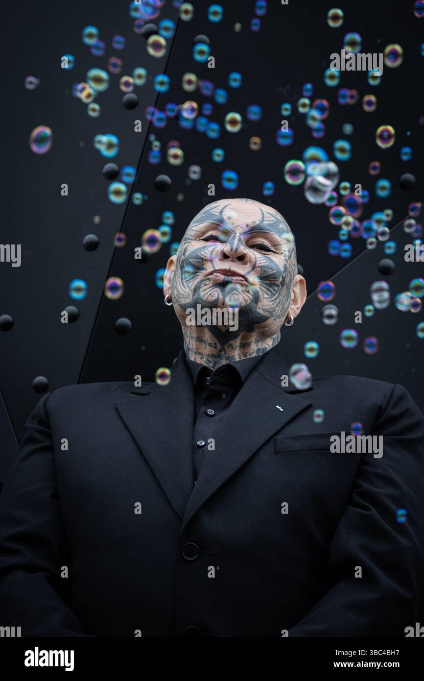 Paris, Frankreich. Mai 2025. Jean-Luc Verna ist während der Einweihung seines Kunstwerkes, des Gedenkens für die Vergessenen, am 17. Mai 2025 in Paris zu sehen, in Anwesenheit der Bürgermeisterin von Paris, Anne Hidalgo, und des für die Bekämpfung von Diskriminierung zuständigen stellvertretenden Bürgermeisters von Paris, Jean-Luc Romero. Die Skulptur ist die erste französische Gedenkstätte zu Ehren der homosexuellen Opfer der Deportation und aller im Laufe der Geschichte verfolgten LGBTQIA. (Foto: Telmo Pinto/NurPhoto) Credit: NurPhoto SRL/Alamy Live News Stockfoto