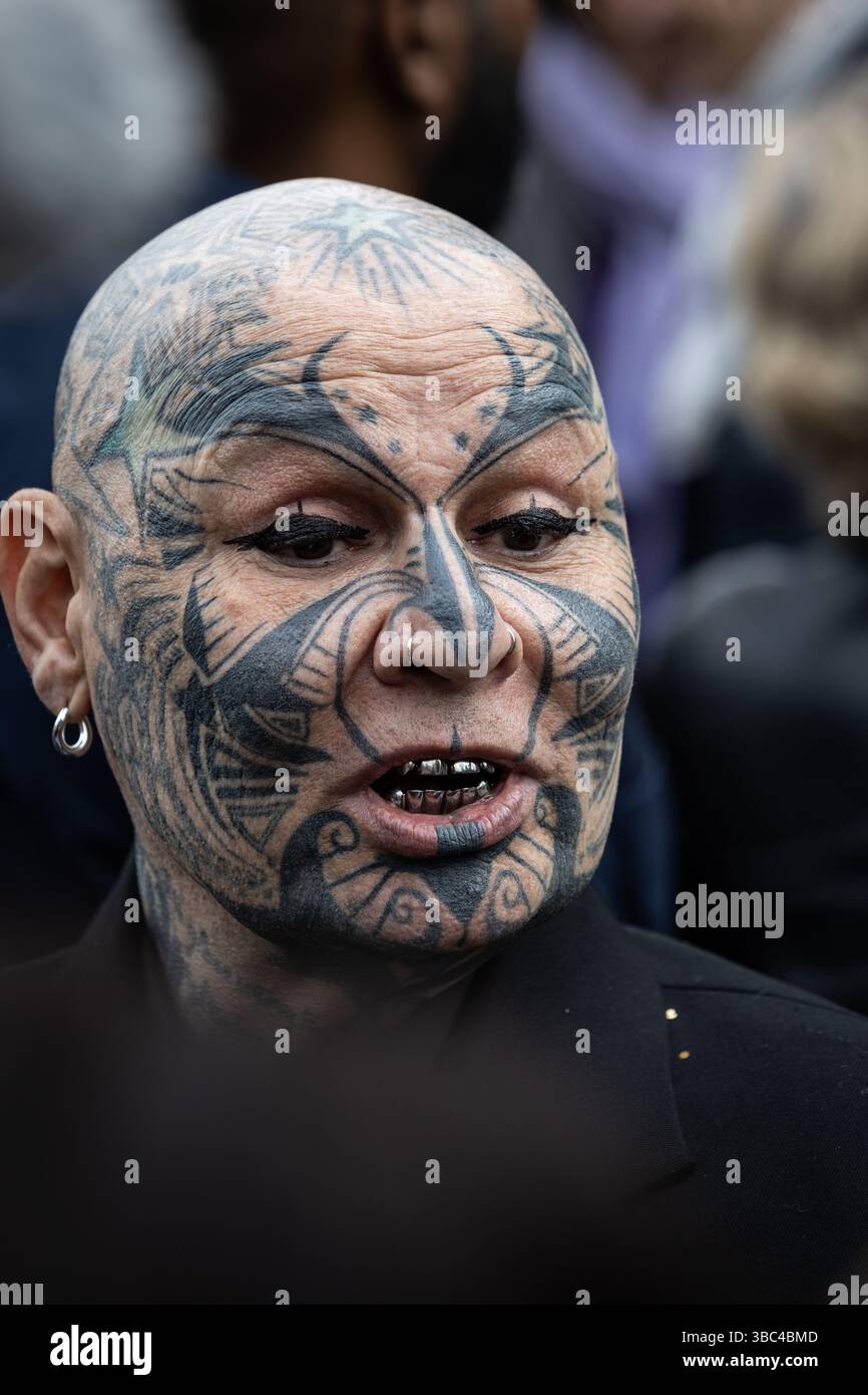 Paris, Frankreich. Mai 2025. Jean-Luc Verna ist während der Einweihung seines Kunstwerkes, des Gedenkens für die Vergessenen, am 17. Mai 2025 in Paris zu sehen, in Anwesenheit der Bürgermeisterin von Paris, Anne Hidalgo, und des für die Bekämpfung von Diskriminierung zuständigen stellvertretenden Bürgermeisters von Paris, Jean-Luc Romero. Die Skulptur ist die erste französische Gedenkstätte zu Ehren der homosexuellen Opfer der Deportation und aller im Laufe der Geschichte verfolgten LGBTQIA. (Foto: Telmo Pinto/NurPhoto) Credit: NurPhoto SRL/Alamy Live News Stockfoto