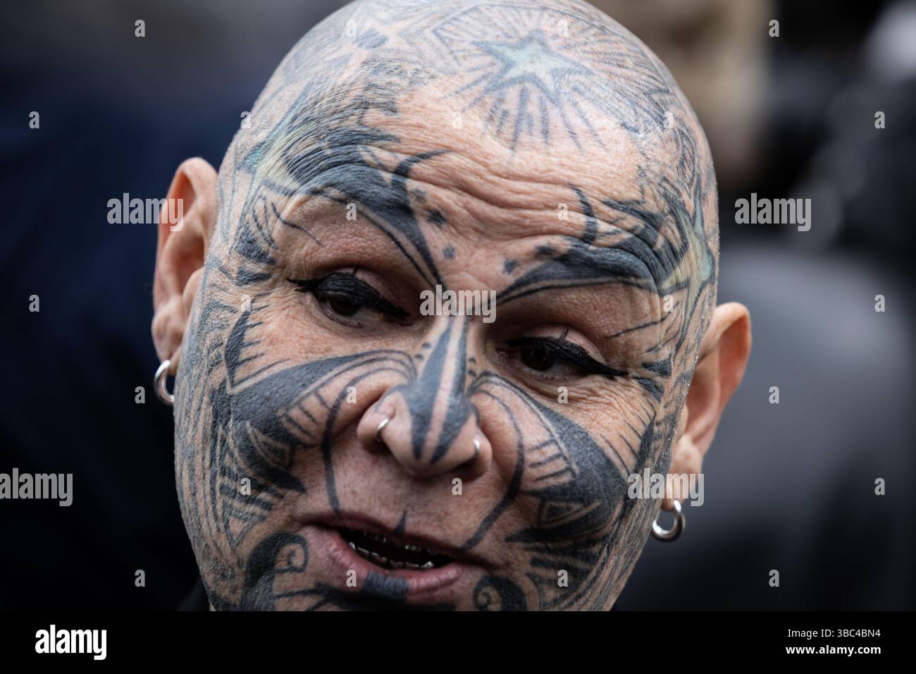 Paris, Frankreich. Mai 2025. Jean-Luc Verna ist während der Einweihung seines Kunstwerkes, des Gedenkens für die Vergessenen, am 17. Mai 2025 in Paris zu sehen, in Anwesenheit der Bürgermeisterin von Paris, Anne Hidalgo, und des für die Bekämpfung von Diskriminierung zuständigen stellvertretenden Bürgermeisters von Paris, Jean-Luc Romero. Die Skulptur ist die erste französische Gedenkstätte zu Ehren der homosexuellen Opfer der Deportation und aller im Laufe der Geschichte verfolgten LGBTQIA. (Foto: Telmo Pinto/NurPhoto) Credit: NurPhoto SRL/Alamy Live News Stockfoto