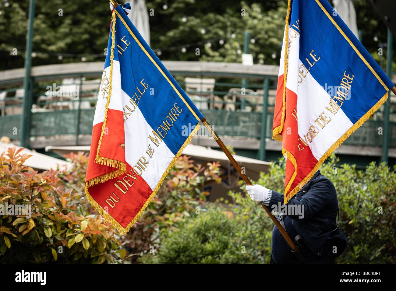 Paris, Frankreich. Mai 2025. In Paris, Frankreich, wird am 17. Mai 2025 am Internationalen Tag gegen Homophobie, Biphobie und Transphobie die Gedenkstätte für die Vergessenen des Künstlers Jean-Luc Verna eingeweiht. Die Veranstaltung umfasst die Anwesenheit der Bürgermeisterin von Paris, Anne Hidalgo, und des stellvertretenden Bürgermeisters von Paris, der für die Bekämpfung der Diskriminierung zuständig ist, Jean-Luc Romero. Die Skulptur ist die erste französische Gedenkstätte zu Ehren der homosexuellen Opfer der Deportation und aller im Laufe der Geschichte verfolgten LGBTQIA. (Foto: Telmo Pinto/NurPhoto) Credit: NurPhoto SRL/Alamy Live News Stockfoto