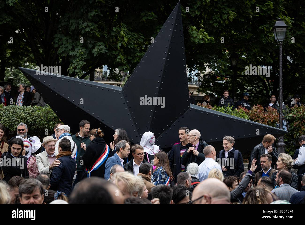 Paris, Frankreich. Mai 2025. In Paris, Frankreich, wird am 17. Mai 2025 am Internationalen Tag gegen Homophobie, Biphobie und Transphobie die Gedenkstätte für die Vergessenen des Künstlers Jean-Luc Verna eingeweiht. Die Veranstaltung umfasst die Anwesenheit der Bürgermeisterin von Paris, Anne Hidalgo, und des stellvertretenden Bürgermeisters von Paris, der für die Bekämpfung der Diskriminierung zuständig ist, Jean-Luc Romero. Die Skulptur ist die erste französische Gedenkstätte zu Ehren der homosexuellen Opfer der Deportation und aller im Laufe der Geschichte verfolgten LGBTQIA. (Foto: Telmo Pinto/NurPhoto) Credit: NurPhoto SRL/Alamy Live News Stockfoto