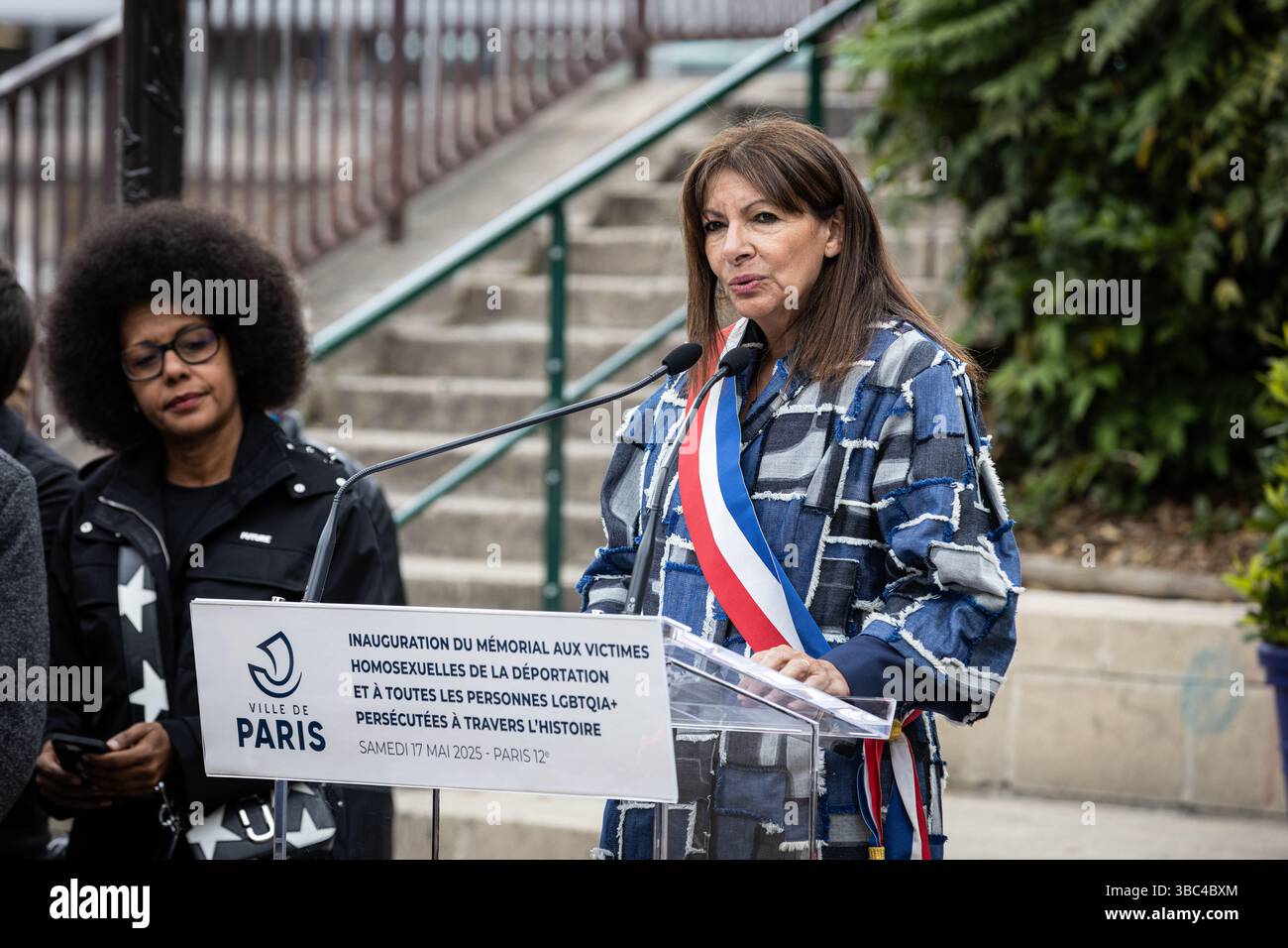 Paris, Frankreich. Mai 2025. In Paris, Frankreich, am 17. Mai 2025, wurde Anne Hidalgo, Bürgermeister von Paris, spricht während der Einweihung des „Gedenkes für die Vergessenen“ des Künstlers Jean-Luc Verna am Internationalen Tag gegen Homophobie, Biphobie und Transphobie. Die Skulptur ist die erste französische Gedenkstätte zu Ehren der homosexuellen Opfer der Deportation und aller im Laufe der Geschichte verfolgten LGBTQIA. (Foto: Telmo Pinto/NurPhoto) Credit: NurPhoto SRL/Alamy Live News Stockfoto