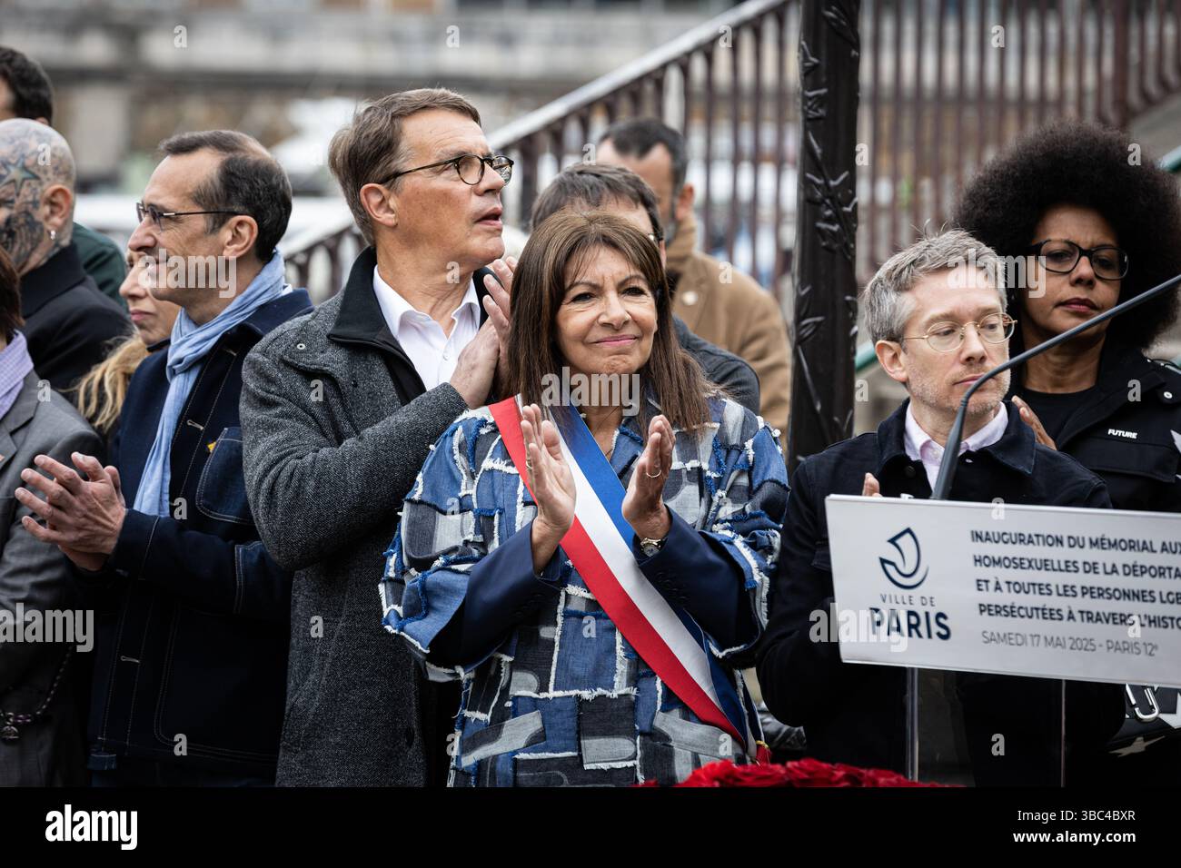 Paris, Frankreich. Mai 2025. Anne Hidalgo, Bürgermeisterin von Paris, wird am 17. Mai 2025 bei der Einweihung der Gedenkstätte für die Vergessenen vom Künstler Jean-Luc Verna am Internationalen Tag gegen Homophobie, Biphobie und Transphobie in Paris gesehen. Die Skulptur ist die erste französische Gedenkstätte zu Ehren der homosexuellen Opfer der Deportation und aller im Laufe der Geschichte verfolgten LGBTQIA. (Foto: Telmo Pinto/NurPhoto) Credit: NurPhoto SRL/Alamy Live News Stockfoto