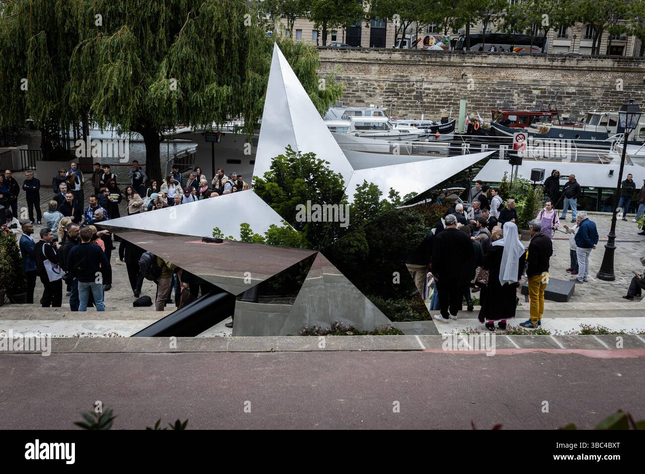 Paris, Frankreich. Mai 2025. In Paris, Frankreich, wird am 17. Mai 2025 am Internationalen Tag gegen Homophobie, Biphobie und Transphobie die Gedenkstätte für die Vergessenen des Künstlers Jean-Luc Verna eingeweiht. Die Veranstaltung umfasst die Anwesenheit der Bürgermeisterin von Paris, Anne Hidalgo, und des stellvertretenden Bürgermeisters von Paris, der für die Bekämpfung der Diskriminierung zuständig ist, Jean-Luc Romero. Die Skulptur ist die erste französische Gedenkstätte zu Ehren der homosexuellen Opfer der Deportation und aller im Laufe der Geschichte verfolgten LGBTQIA. (Foto: Telmo Pinto/NurPhoto) Credit: NurPhoto SRL/Alamy Live News Stockfoto
