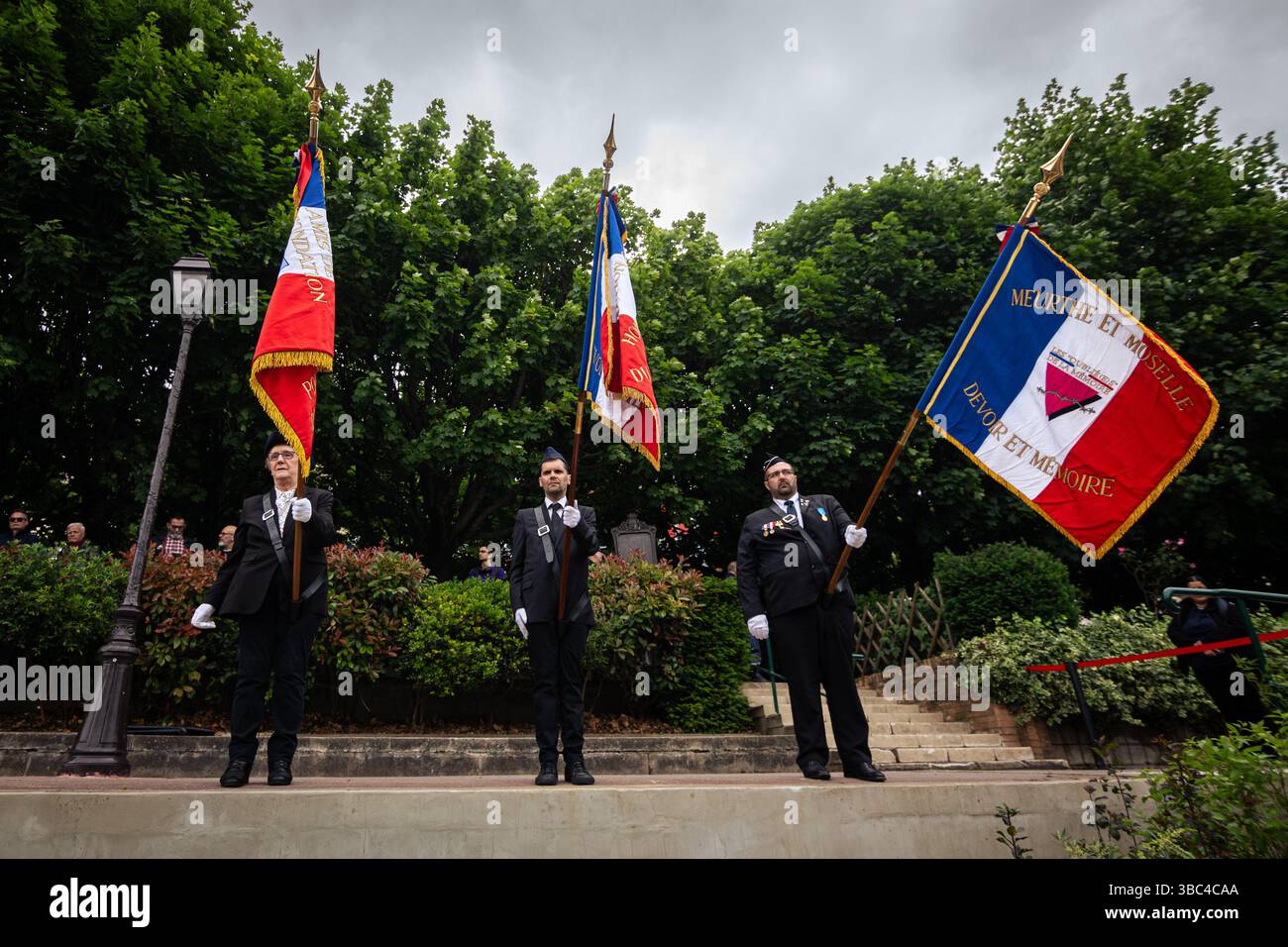 Paris, Frankreich. Mai 2025. In Paris, Frankreich, wird am 17. Mai 2025 am Internationalen Tag gegen Homophobie, Biphobie und Transphobie die Gedenkstätte für die Vergessenen des Künstlers Jean-Luc Verna eingeweiht. Die Veranstaltung umfasst die Anwesenheit der Bürgermeisterin von Paris, Anne Hidalgo, und des stellvertretenden Bürgermeisters von Paris, der für die Bekämpfung der Diskriminierung zuständig ist, Jean-Luc Romero. Die Skulptur ist die erste französische Gedenkstätte zu Ehren der homosexuellen Opfer der Deportation und aller im Laufe der Geschichte verfolgten LGBTQIA. (Foto: Telmo Pinto/NurPhoto) Credit: NurPhoto SRL/Alamy Live News Stockfoto