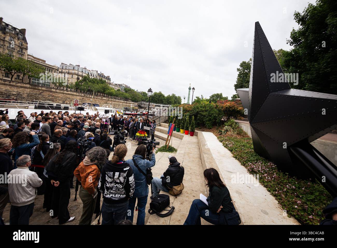 Paris, Frankreich. Mai 2025. In Paris, Frankreich, wird am 17. Mai 2025 am Internationalen Tag gegen Homophobie, Biphobie und Transphobie die Gedenkstätte für die Vergessenen des Künstlers Jean-Luc Verna eingeweiht. Die Veranstaltung umfasst die Anwesenheit der Bürgermeisterin von Paris, Anne Hidalgo, und des stellvertretenden Bürgermeisters von Paris, der für die Bekämpfung der Diskriminierung zuständig ist, Jean-Luc Romero. Die Skulptur ist die erste französische Gedenkstätte zu Ehren der homosexuellen Opfer der Deportation und aller im Laufe der Geschichte verfolgten LGBTQIA. (Foto: Telmo Pinto/NurPhoto) Credit: NurPhoto SRL/Alamy Live News Stockfoto