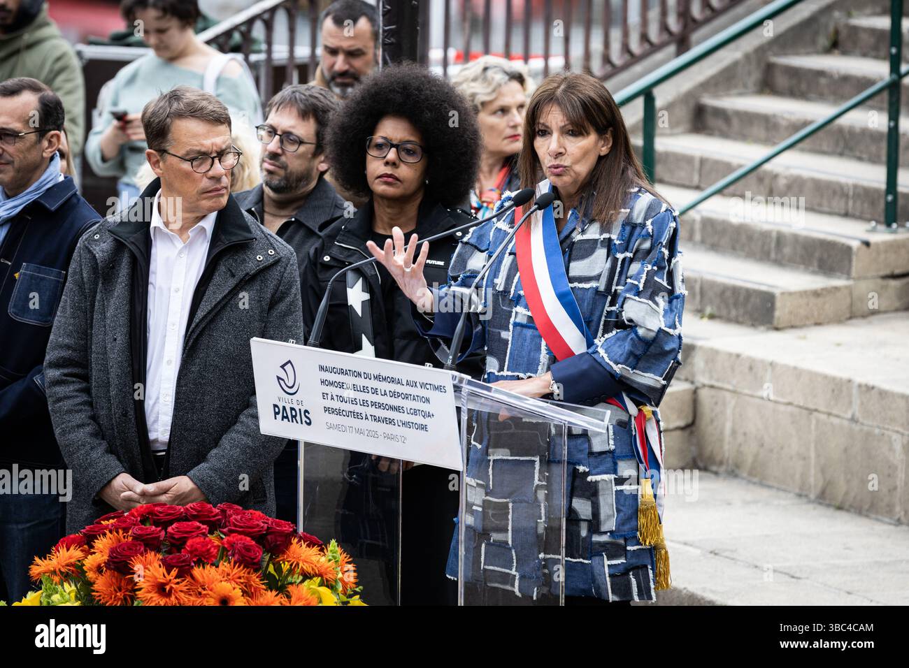 Paris, Frankreich. Mai 2025. In Paris, Frankreich, am 17. Mai 2025, wurde Anne Hidalgo, Bürgermeister von Paris, spricht während der Einweihung des „Gedenkes für die Vergessenen“ des Künstlers Jean-Luc Verna am Internationalen Tag gegen Homophobie, Biphobie und Transphobie. Die Skulptur ist die erste französische Gedenkstätte zu Ehren der homosexuellen Opfer der Deportation und aller im Laufe der Geschichte verfolgten LGBTQIA. (Foto: Telmo Pinto/NurPhoto) Credit: NurPhoto SRL/Alamy Live News Stockfoto