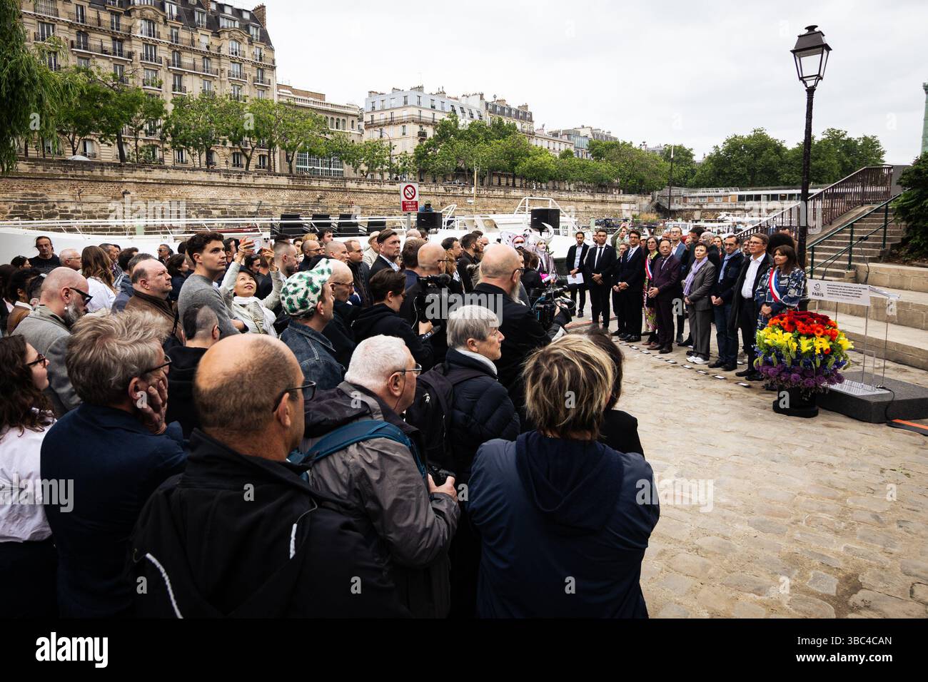 Paris, Frankreich. Mai 2025. In Paris, Frankreich, wird am 17. Mai 2025 am Internationalen Tag gegen Homophobie, Biphobie und Transphobie die Gedenkstätte für die Vergessenen des Künstlers Jean-Luc Verna eingeweiht. Die Veranstaltung umfasst die Anwesenheit der Bürgermeisterin von Paris, Anne Hidalgo, und des stellvertretenden Bürgermeisters von Paris, der für die Bekämpfung der Diskriminierung zuständig ist, Jean-Luc Romero. Die Skulptur ist die erste französische Gedenkstätte zu Ehren der homosexuellen Opfer der Deportation und aller im Laufe der Geschichte verfolgten LGBTQIA. (Foto: Telmo Pinto/NurPhoto) Credit: NurPhoto SRL/Alamy Live News Stockfoto