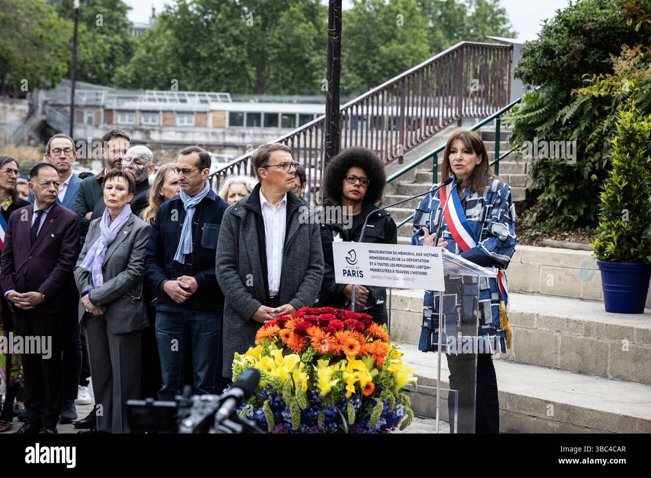 Paris, Frankreich. Mai 2025. In Paris, Frankreich, am 17. Mai 2025, wurde Anne Hidalgo, Bürgermeister von Paris, spricht während der Einweihung des „Gedenkes für die Vergessenen“ des Künstlers Jean-Luc Verna am Internationalen Tag gegen Homophobie, Biphobie und Transphobie. Die Skulptur ist die erste französische Gedenkstätte zu Ehren der homosexuellen Opfer der Deportation und aller im Laufe der Geschichte verfolgten LGBTQIA. (Foto: Telmo Pinto/NurPhoto) Credit: NurPhoto SRL/Alamy Live News Stockfoto