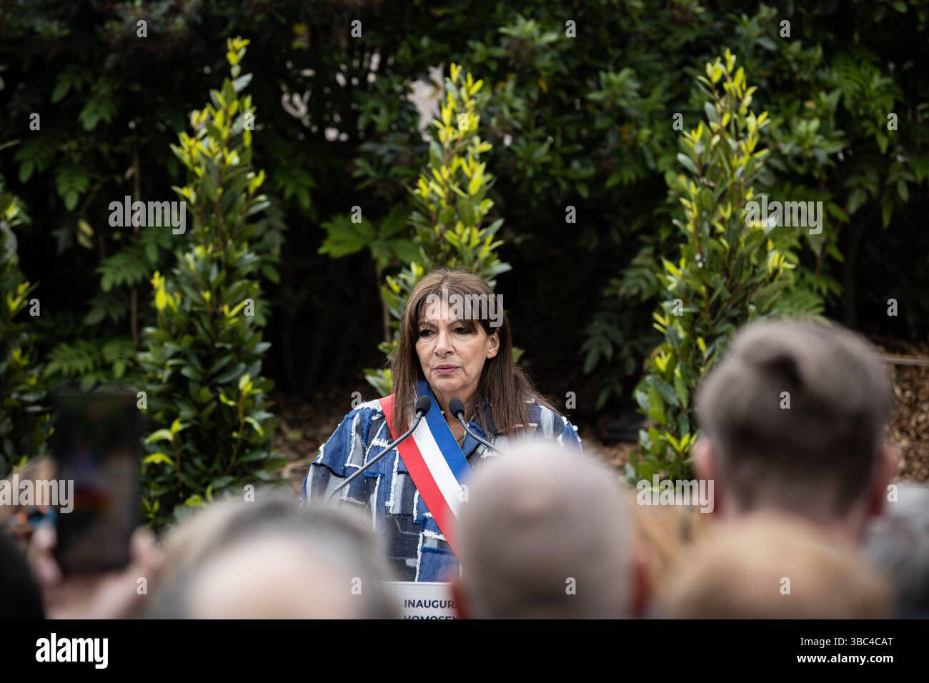 Paris, Frankreich. Mai 2025. In Paris, Frankreich, am 17. Mai 2025, wurde Anne Hidalgo, Bürgermeister von Paris, spricht während der Einweihung des „Gedenkes für die Vergessenen“ des Künstlers Jean-Luc Verna am Internationalen Tag gegen Homophobie, Biphobie und Transphobie. Die Skulptur ist die erste französische Gedenkstätte zu Ehren der homosexuellen Opfer der Deportation und aller im Laufe der Geschichte verfolgten LGBTQIA. (Foto: Telmo Pinto/NurPhoto) Credit: NurPhoto SRL/Alamy Live News Stockfoto