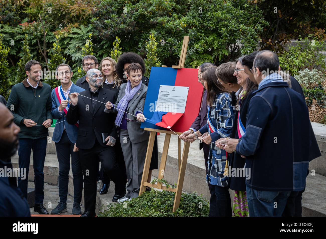 Paris, Frankreich. Mai 2025. In Paris, Frankreich, wird am 17. Mai 2025 am Internationalen Tag gegen Homophobie, Biphobie und Transphobie die Gedenkstätte für die Vergessenen des Künstlers Jean-Luc Verna eingeweiht. Die Veranstaltung umfasst die Anwesenheit der Bürgermeisterin von Paris, Anne Hidalgo, und des stellvertretenden Bürgermeisters von Paris, der für die Bekämpfung der Diskriminierung zuständig ist, Jean-Luc Romero. Die Skulptur ist die erste französische Gedenkstätte zu Ehren der homosexuellen Opfer der Deportation und aller im Laufe der Geschichte verfolgten LGBTQIA. (Foto: Telmo Pinto/NurPhoto) Credit: NurPhoto SRL/Alamy Live News Stockfoto