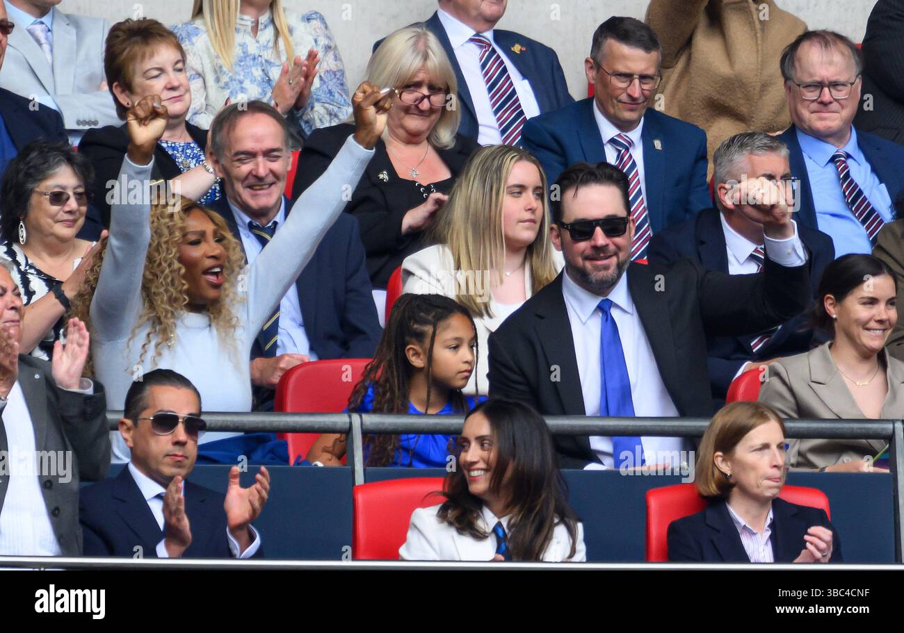 London, Großbritannien. Mai 2025. Chelsea gegen Manchester United - Finale des FA-Pokals der Damen - Wembley Stadium. Die Tennislegende Serena Williams, der Ehemann Alexis und ihre Tochter Alexis Olympia feiern Chelsea mit ihrem ersten Tor. Bildnachweis: Mark Pain/Alamy Live News Stockfoto