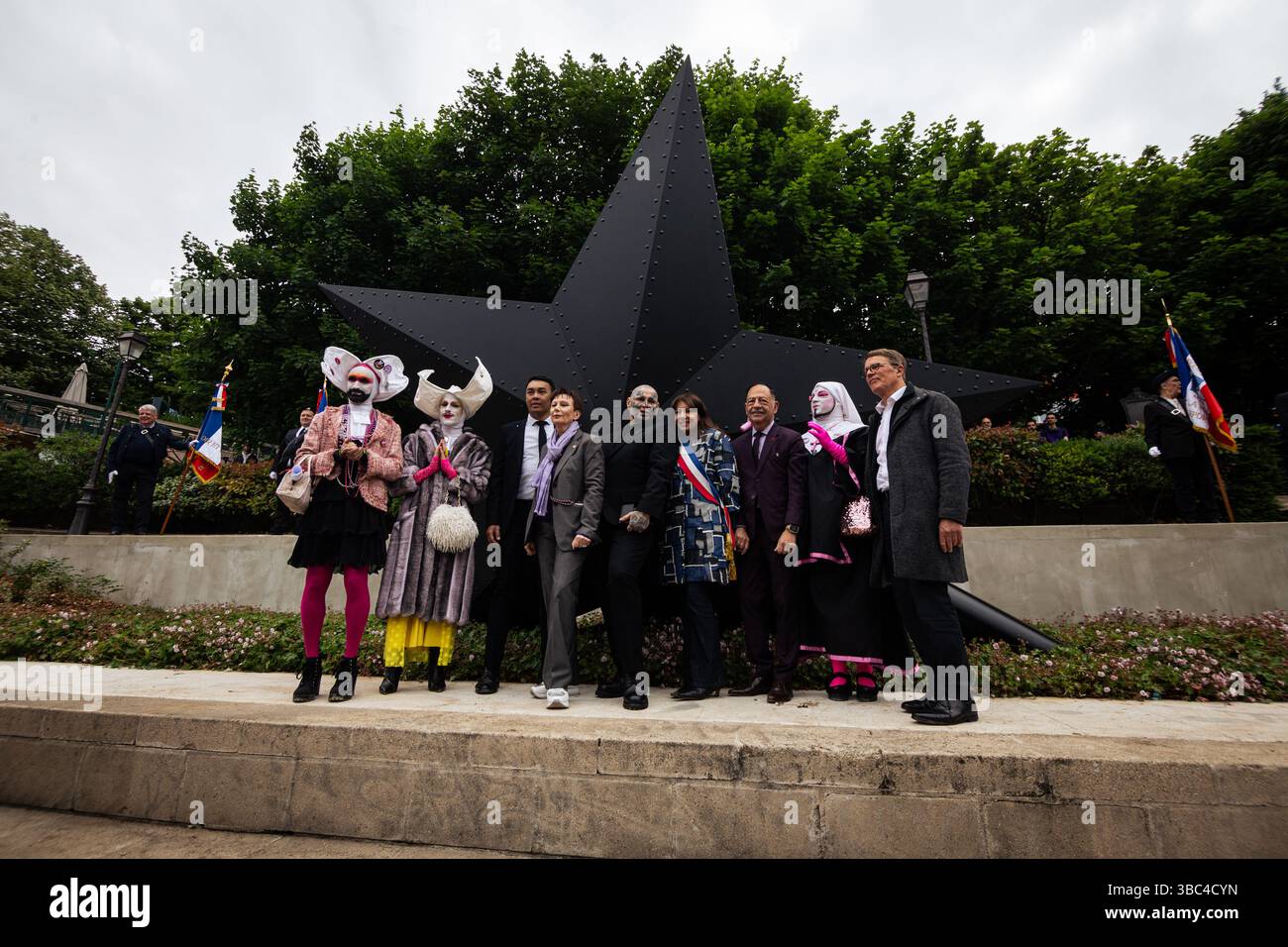 Paris, Frankreich. Mai 2025. In Paris, Frankreich, wird am 17. Mai 2025 am Internationalen Tag gegen Homophobie, Biphobie und Transphobie die Gedenkstätte für die Vergessenen des Künstlers Jean-Luc Verna eingeweiht. Die Veranstaltung umfasst die Anwesenheit der Bürgermeisterin von Paris, Anne Hidalgo, und des stellvertretenden Bürgermeisters von Paris, der für die Bekämpfung der Diskriminierung zuständig ist, Jean-Luc Romero. Die Skulptur ist die erste französische Gedenkstätte zu Ehren der homosexuellen Opfer der Deportation und aller im Laufe der Geschichte verfolgten LGBTQIA. (Foto: Telmo Pinto/NurPhoto) Credit: NurPhoto SRL/Alamy Live News Stockfoto