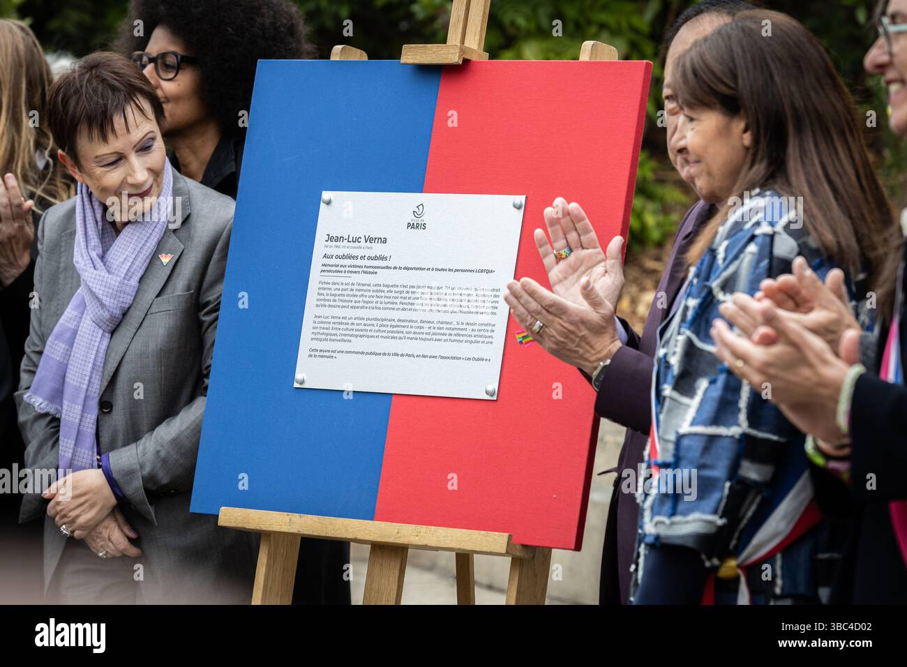 Paris, Frankreich. Mai 2025. In Paris, Frankreich, wird am 17. Mai 2025 am Internationalen Tag gegen Homophobie, Biphobie und Transphobie die Gedenkstätte für die Vergessenen des Künstlers Jean-Luc Verna eingeweiht. Die Veranstaltung umfasst die Anwesenheit der Bürgermeisterin von Paris, Anne Hidalgo, und des stellvertretenden Bürgermeisters von Paris, der für die Bekämpfung der Diskriminierung zuständig ist, Jean-Luc Romero. Die Skulptur ist die erste französische Gedenkstätte zu Ehren der homosexuellen Opfer der Deportation und aller im Laufe der Geschichte verfolgten LGBTQIA. (Foto: Telmo Pinto/NurPhoto) Credit: NurPhoto SRL/Alamy Live News Stockfoto