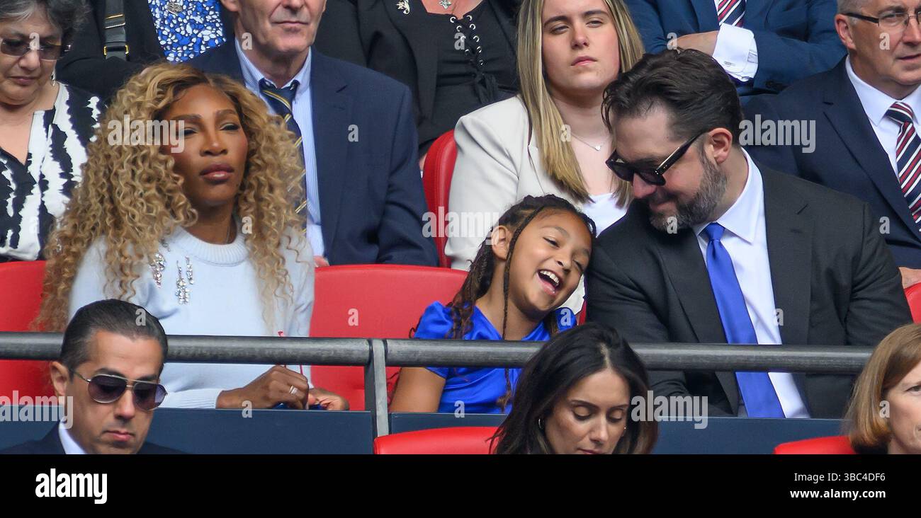 London, Großbritannien. Mai 2025. Chelsea gegen Manchester United - Finale des FA-Pokals der Damen - Wembley Stadium. Die Tennislegende Serena Williams, der Ehemann Alexis und ihre Tochter Alexis Olympia sehen Wembley. Bildnachweis: Mark Pain/Alamy Live News Stockfoto
