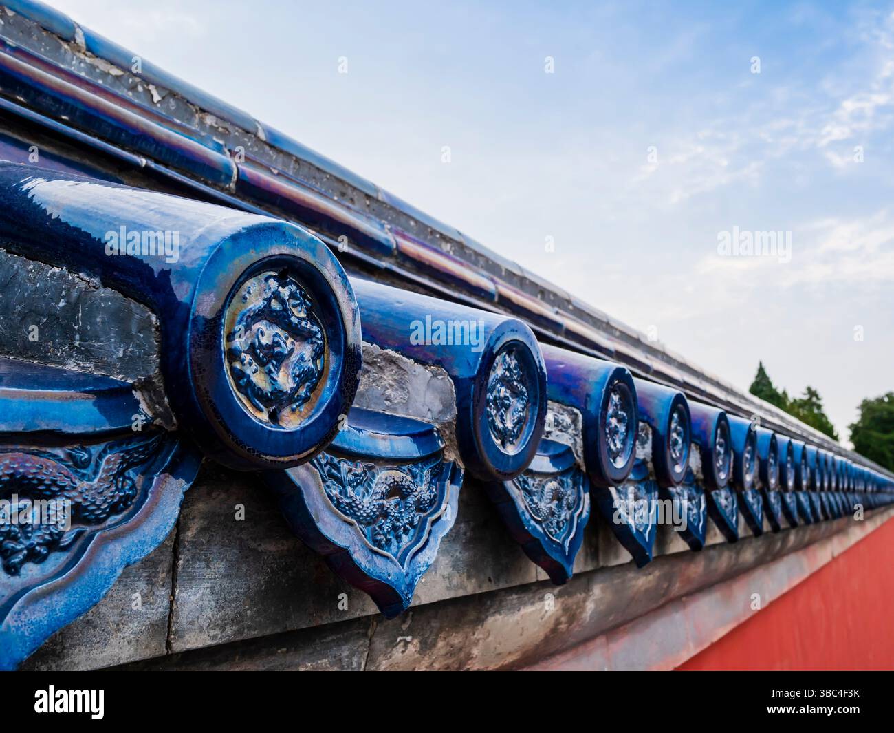 Beeindruckende blau glasierte Fliesen schmücken eine der umliegenden Mauer des Himmelstempels in Peking, China Stockfoto