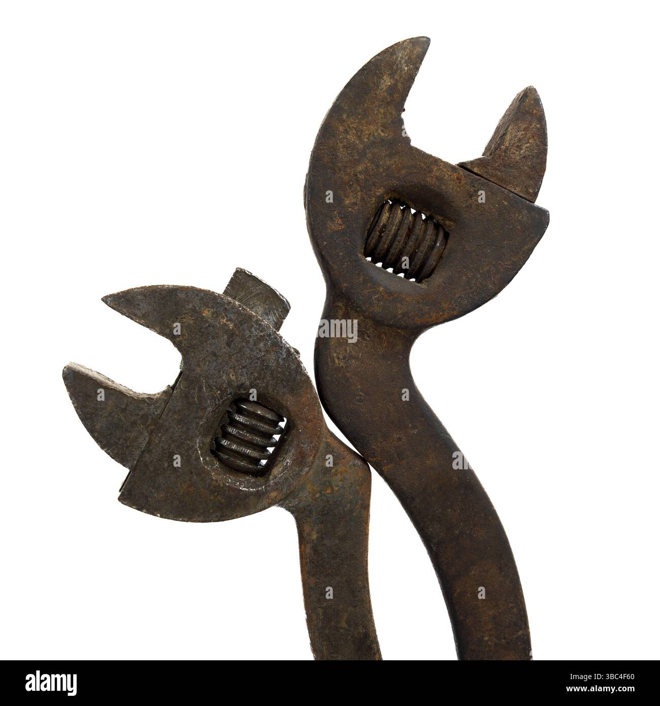 Diese Nahaufnahme zeigt einen rostigen, verstellbaren Schraubenschlüssel, der Anzeichen für eine intensive Nutzung und ein hohes Alter zeigt. Das abgenutzte Metall unterstreicht seinen Nutzen und seine Handwerkskunst. Stockfoto