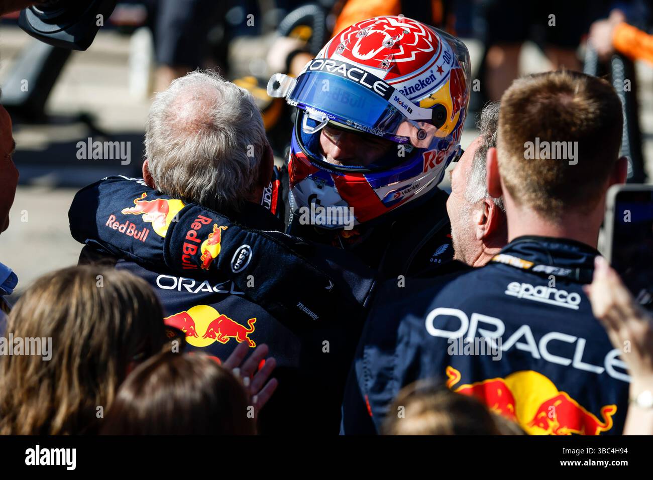 VERSTAPPEN Max (Ned), Red Bull Racing RB21, Porträt feiert seinen Sieg mit seinem Team beim 400. Rennen des Red Bull Racing Teams MARKO Helmut (AUT), Fahrer-Manager von Red Bull Racing, Porträt HORNER Christian (gbr), Teamchef von Red Bull Racing, Porträt während der Formel 1 AWS Gran Premio del Made in Italy e Dell'Emilia-Romagna 2025, Emilia Romagna vom 16. Mai 2025, vom 18. Mai 2025 Grand Prix. 2025 auf dem Autodromo Internazionale Enzo e Dino Ferrari in Imola, Italien - Foto Javier Jimenez/DPPI Stockfoto