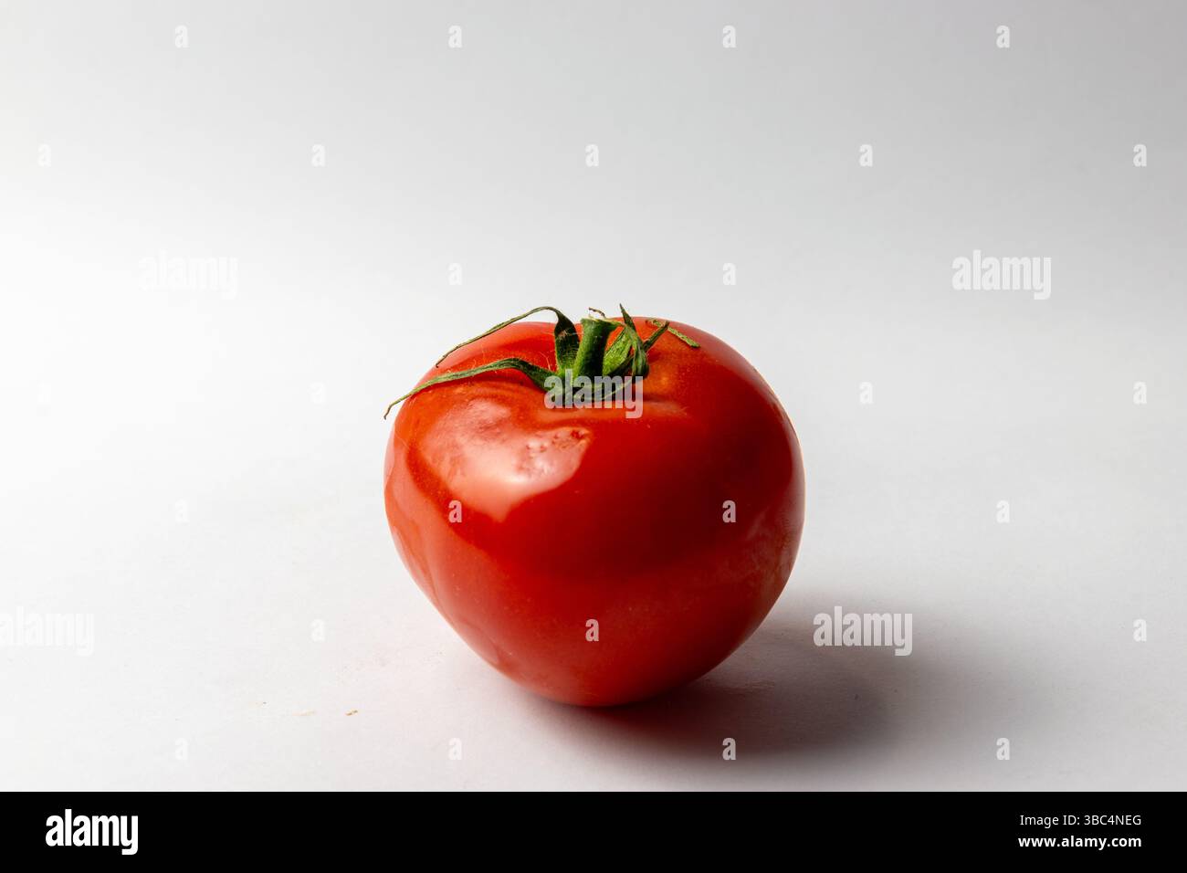 Tomate und weißer Hintergrund Stockfoto