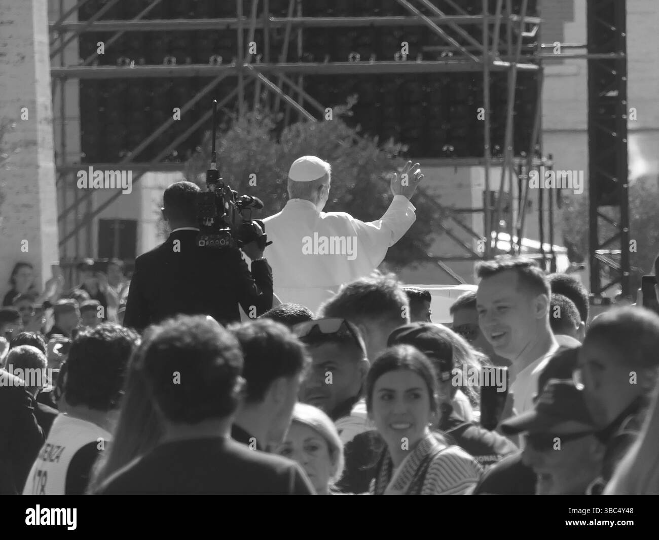 Petersplatz, Vatikan, Vatikanstadt. Mai 2025. Papst Leo XIV. Begrüßte über 300.000 Gläubige, die sich auf dem Petersplatz aus seinem Popemobil versammelt hatten, und leitete seine historische Eröffnungsmesse, an der führende Vertreter der Welt teilnahmen, darunter der US-Staatsrat Marc Rubio und Vizepräsident Vance, der ukrainische Präsident Vlodomyr Zelensky, der deutsche Bundeskanzler Friedrich Merz, der italienische Premierminister Meloni, der australische Premierminister Albanese und die EU-Leiterin Ursula von der Leyen. Mit Vertretern der Welt, die es beobachteten, gab der Vatikan eine machtvolle Erklärung ab, die seinen politischen Einfluss bestätigte Stockfoto