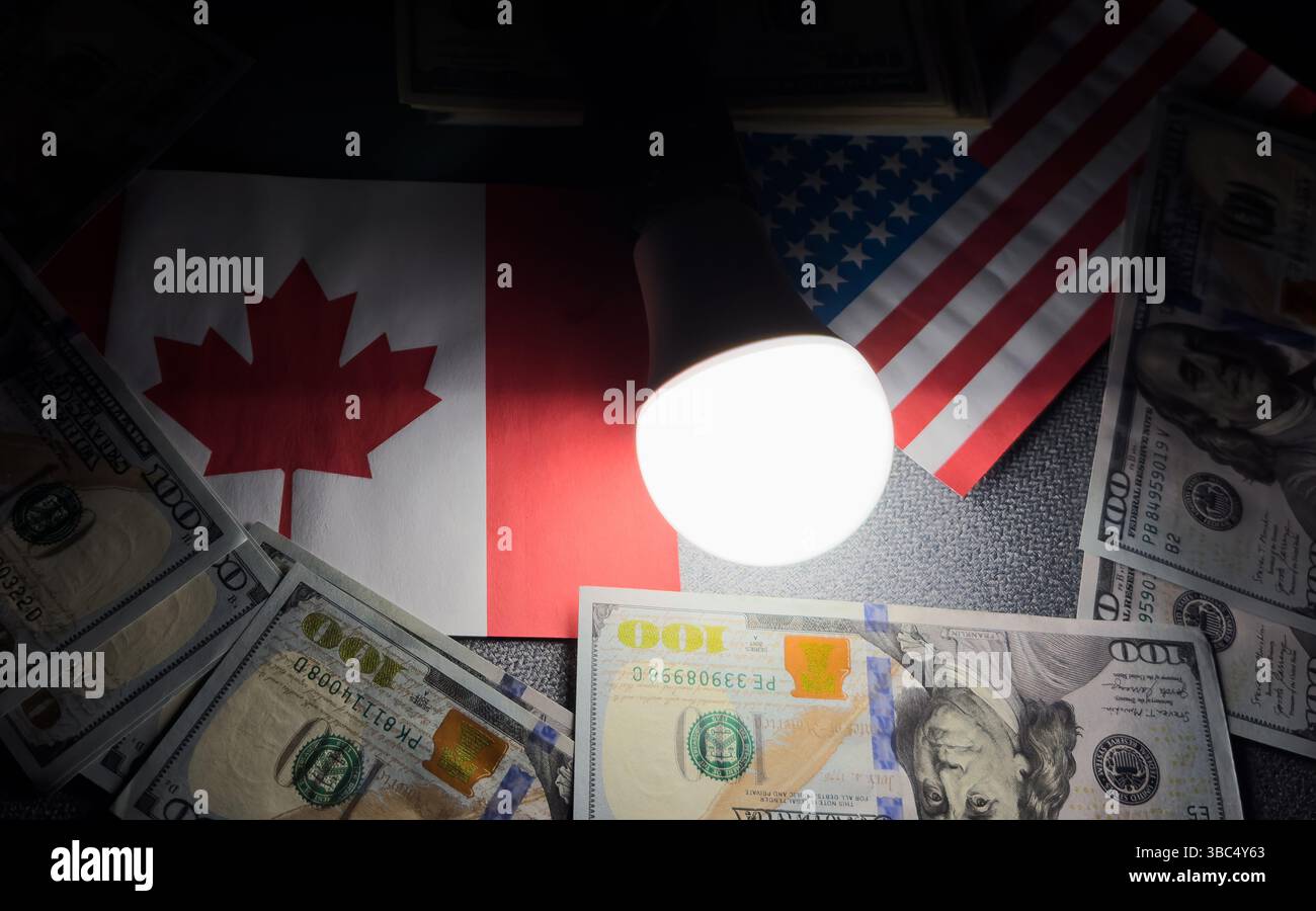 Flaggen und Geld US- und kanadische Dollar. Der Begriff des Handels zwischen Ländern. Gegenseitige finanzielle Beziehungen Stockfoto