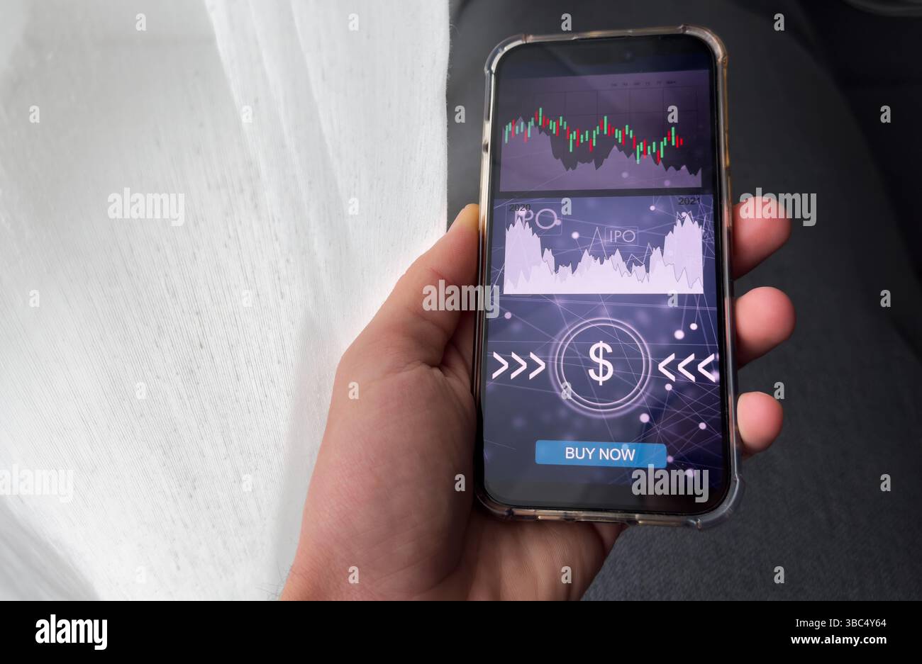 Geschäftsleute arbeiten mit Börseninvestitionen, indem sie ihr Smartphone verwenden, um Handelsdaten zu analysieren. Smartphone mit Börsendiagramm auf dem Bildschirm. Finanziell Stockfoto
