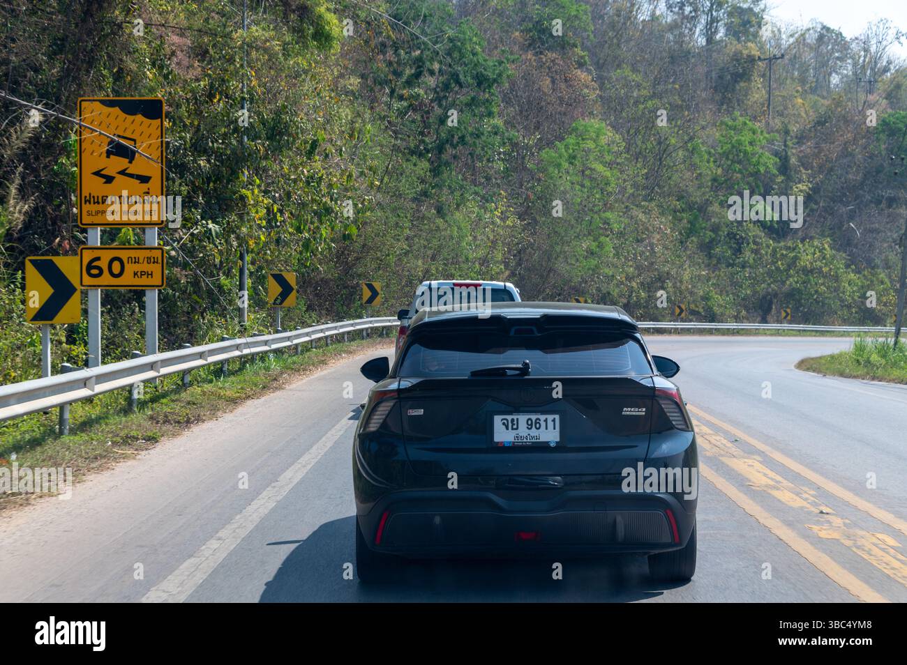 Zwei thailändische Straßenwarnschilder – Geschwindigkeitsbegrenzung und Wetterschild entlang der Autobahn, die die beiden Städte Chiang Mai und Chiang Rai im Norden verbindet Stockfoto