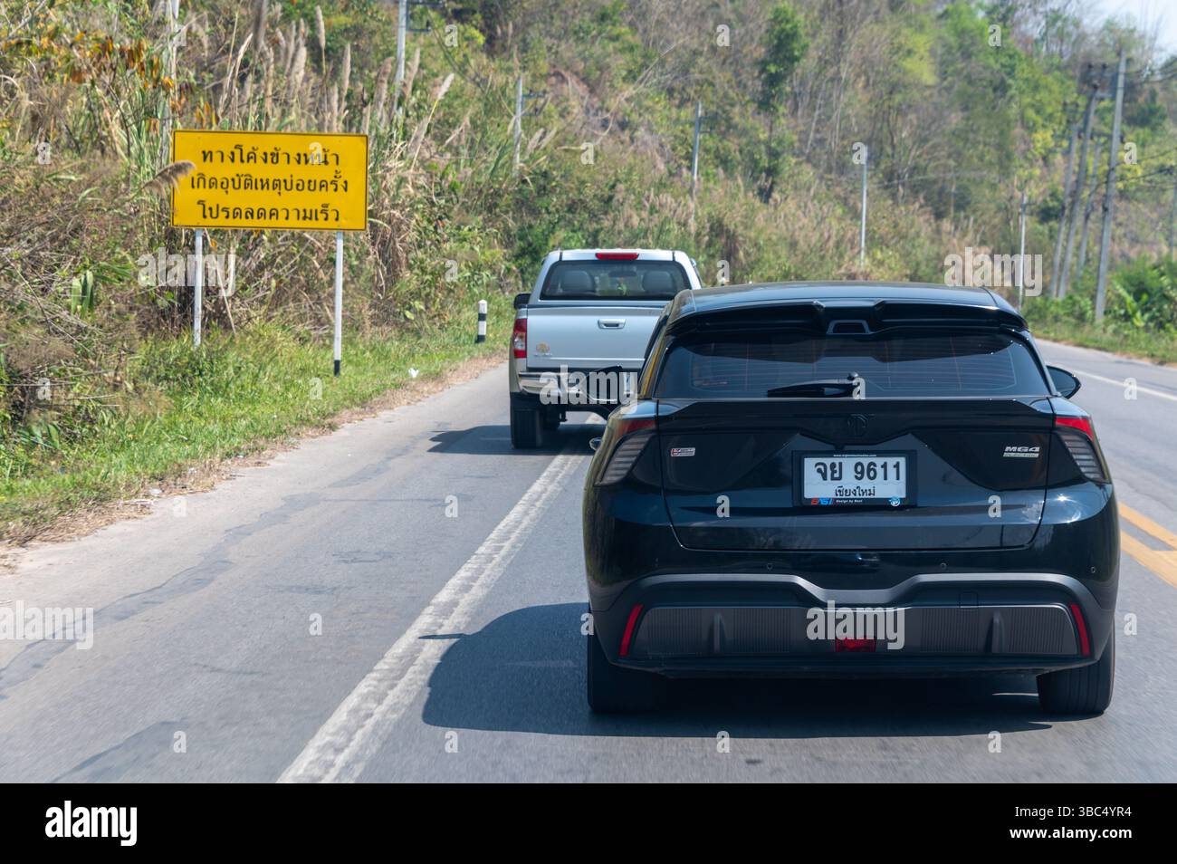 Zwei thailändische Straßenwarnschilder – Geschwindigkeitsbegrenzung und Wetterschild entlang der Autobahn, die die beiden Städte Chiang Mai und Chiang Rai im Norden verbindet Stockfoto