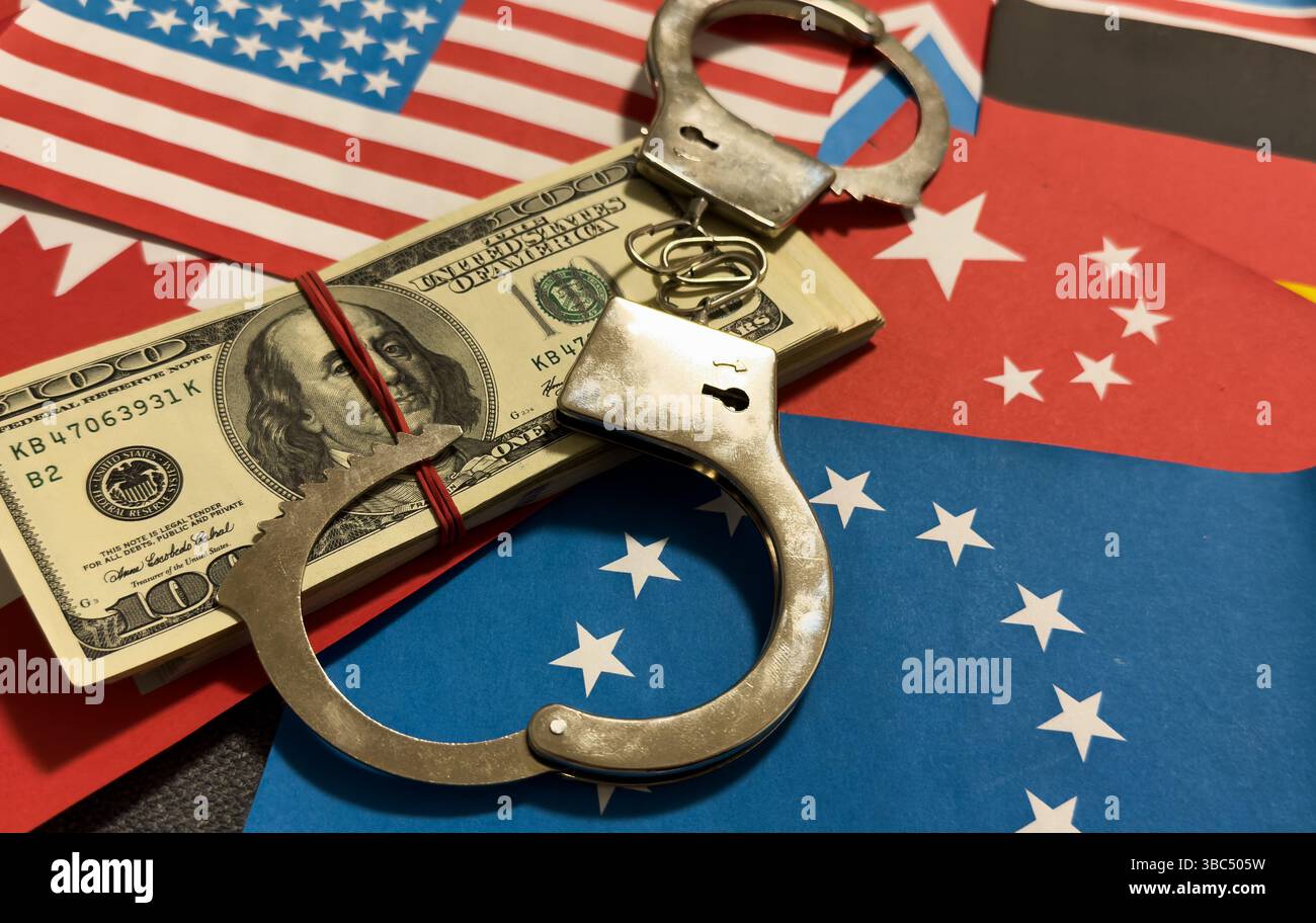 Handschellen mit Bargeld und staatsflagge. Stockfoto