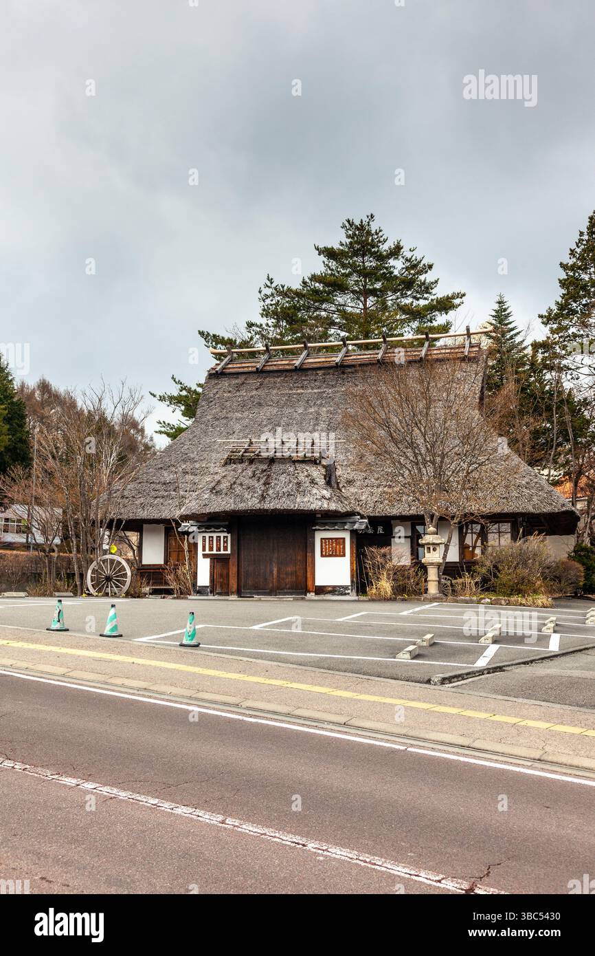 Fudou Chaya Udon Restaurant in einem traditionellen japanischen Teehaus mit Strohdach, Kawaguchiko, Yamanashi, Japan Stockfoto