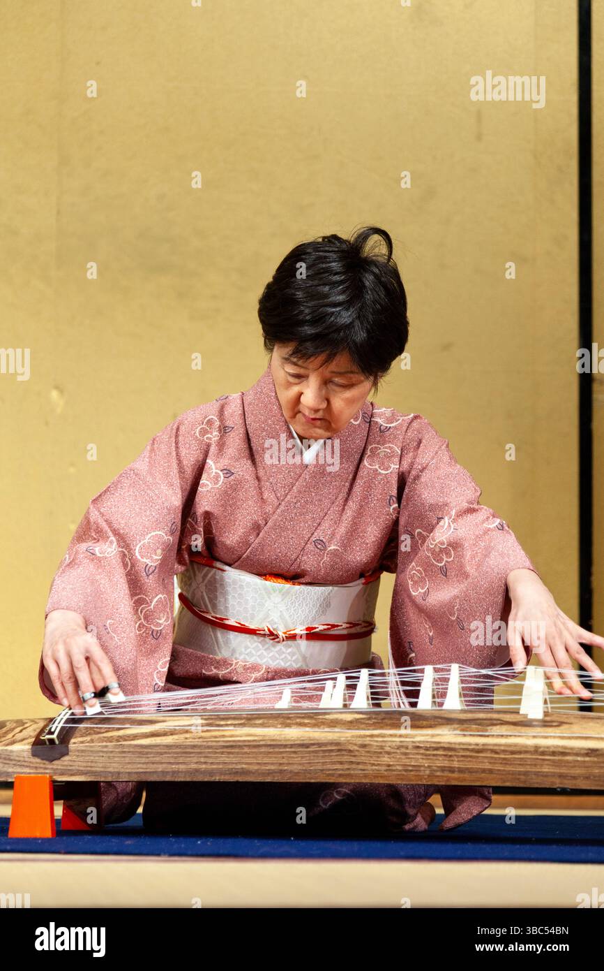 Japanerin spielt den Koto in der Yasaka Hall Gion Corner, Kyoto, Japan Stockfoto