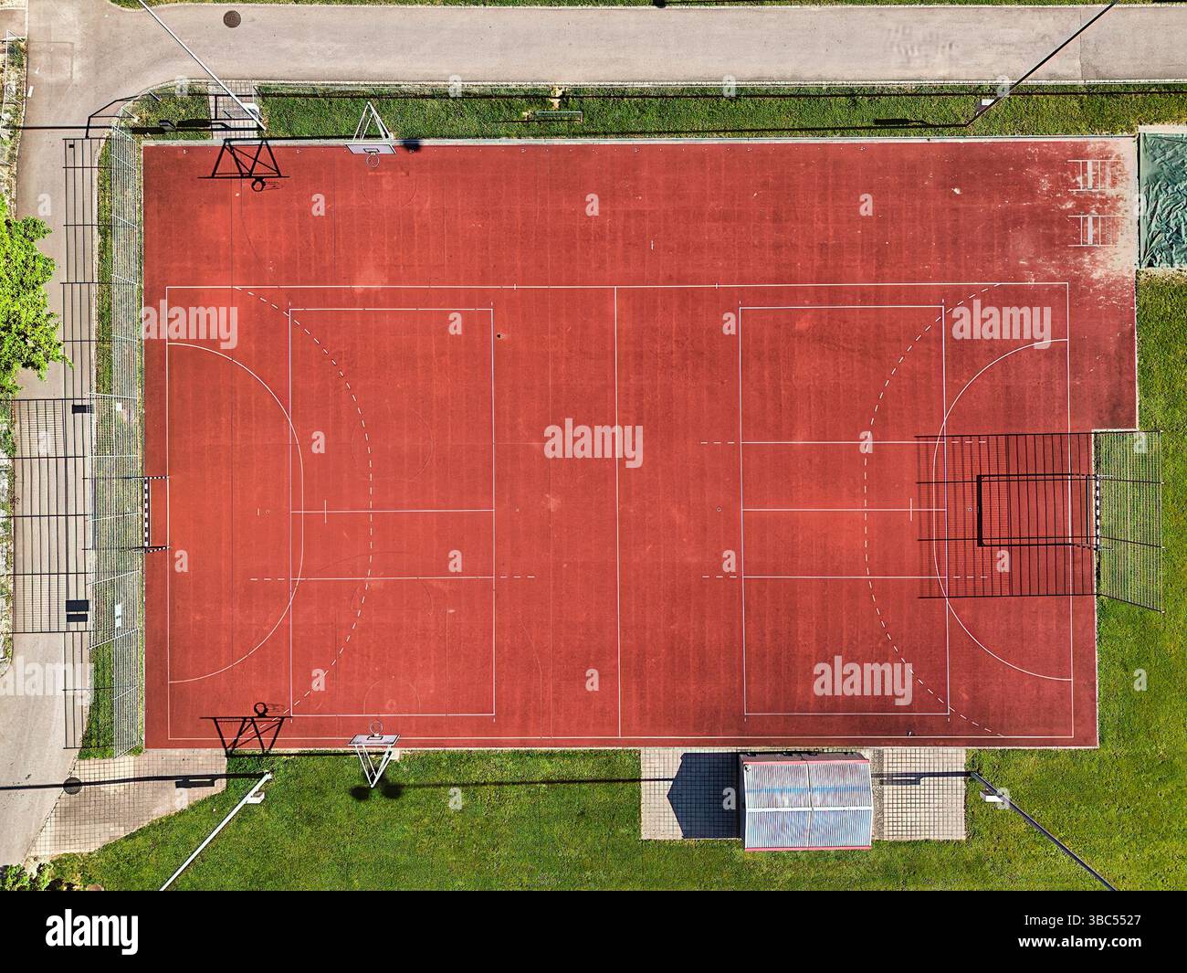 Schweiz, Baselland, Schule, Sportplatz, Laufental, Luftaufnahmen, Basketballfeld, Sport, direkt, Zwingen, Zwingen BL, Zwingen School Stockfoto
