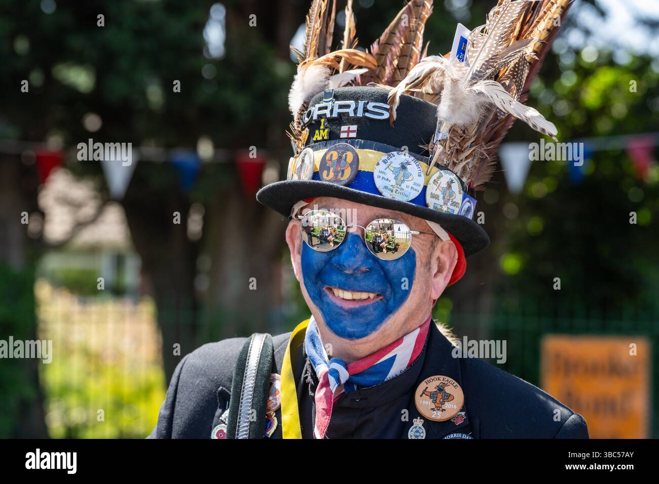 Blue-Face Morris man Tänzerin beim Alresford Watercress Festival in Alresford, Hampshire, Großbritannien Stockfoto