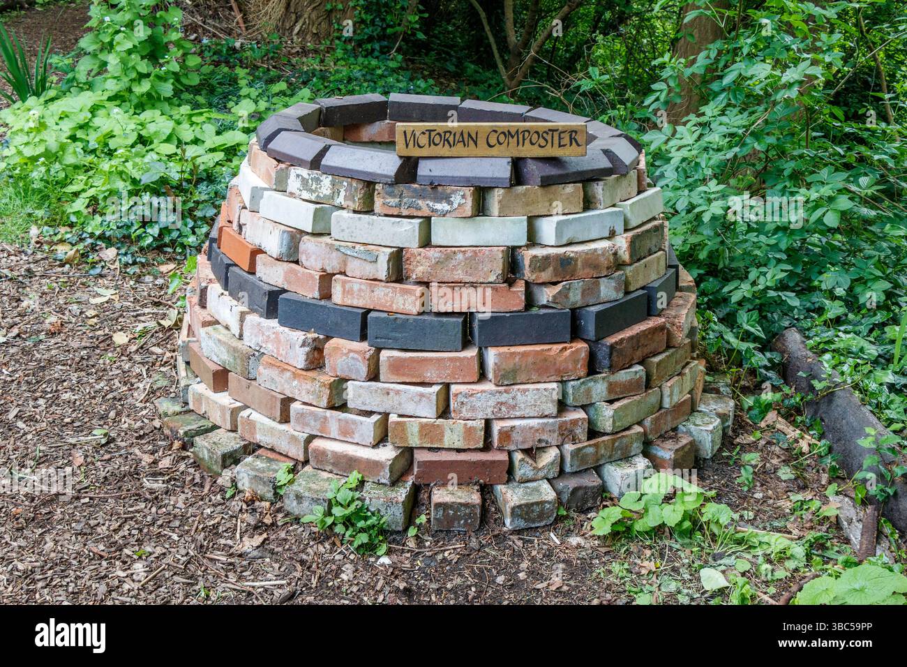 Ein traditioneller viktorianischer Komponisten im Ziegelbau im Olden Community Garden, Islington, London, Großbritannien Stockfoto
