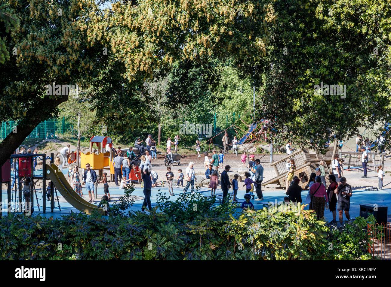 Das warme Frühlingswetter bringt Familien auf den Spielplatz im Clissold Park, North London, Großbritannien Stockfoto