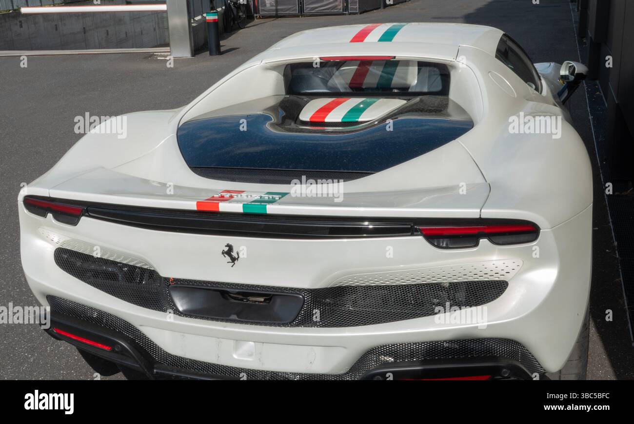 Rückansicht des weißen Sportwagens Ferrari 488 Pista mit italienischem Streifendesign. Kopenhagen, Dänemark - 15. Mai 2025. Stockfoto