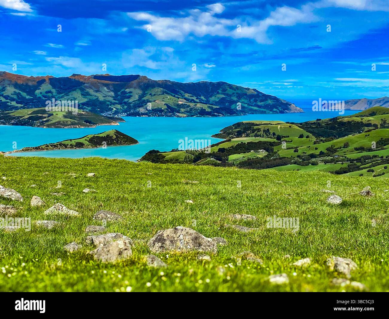 Summit Highland passiert die Hauptstraße 75 von Christchurch zur Akaroa Bay, einem wunderschönen französischen Dorf an der Südinselküste Neuseelands Aotearoa Stockfoto
