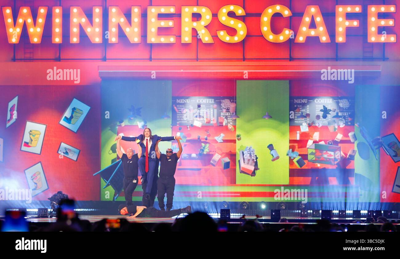 Basel, Schweiz. Mai 2025. Basel, Schweiz - 17. Mai 2025: Eurovision Song Contest, ESC 2025: Show Finals mit dem estnischen Sänger Tommy Cash für Estland mit dem Song Espresso Macchiato. Quelle: Mandoga Media/Alamy Live News Stockfoto