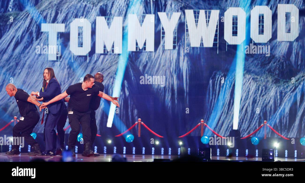 Basel, Schweiz. Mai 2025. Basel, Schweiz - 17. Mai 2025: Eurovision Song Contest, ESC 2025: Show Finals mit dem estnischen Sänger Tommy Cash für Estland mit dem Song Espresso Macchiato. Quelle: Mandoga Media/Alamy Live News Stockfoto