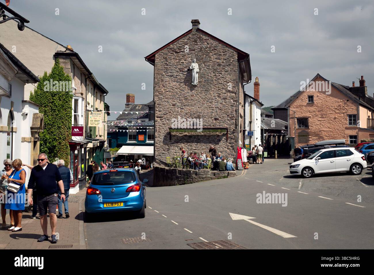 Editorial Hay-on-Wye, Großbritannien - 17. Mai 2025 Menschen schlängeln sich durch die Buchläden und Cafés in den Straßen von Hay-on-Wye in Südwales Stockfoto
