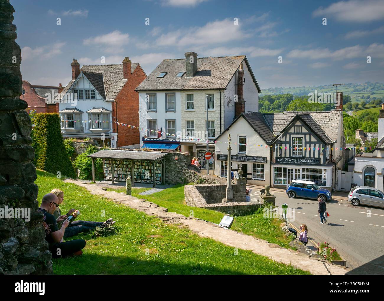 Editorial Hay-on-Wye, Großbritannien - 17. Mai 2025 Buchläden in der Castle Street in Hay-on-Wye, einem Zentrum für Kunst, Literatur und Lernen im historischen walisischen mA Stockfoto