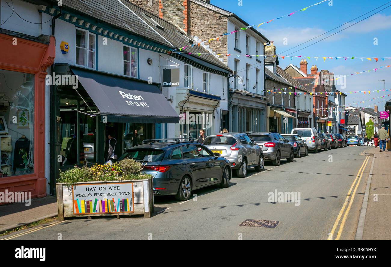Editorial Hay-on-Wye, Großbritannien - 17. Mai 2025 Buchläden in der Castle Street in Hay-on-Wye, einem Zentrum für Kunst, Literatur und Lernen im historischen walisischen mA Stockfoto