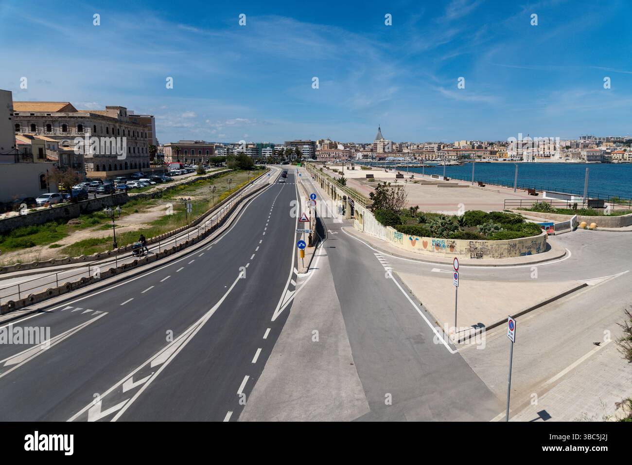Stadtblick auf Syrakus mit Promenade und breiter Straße Stockfoto