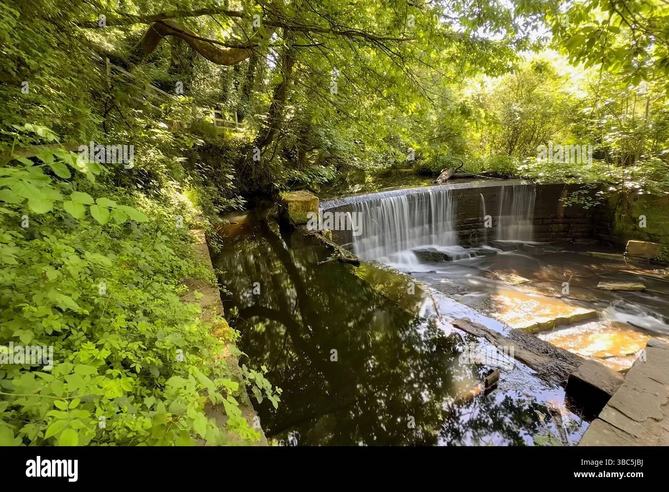 Weir im Yarrow Valley Country Park in Chorley, Lancashire - Smartphone-aufgenommenes Stockfoto