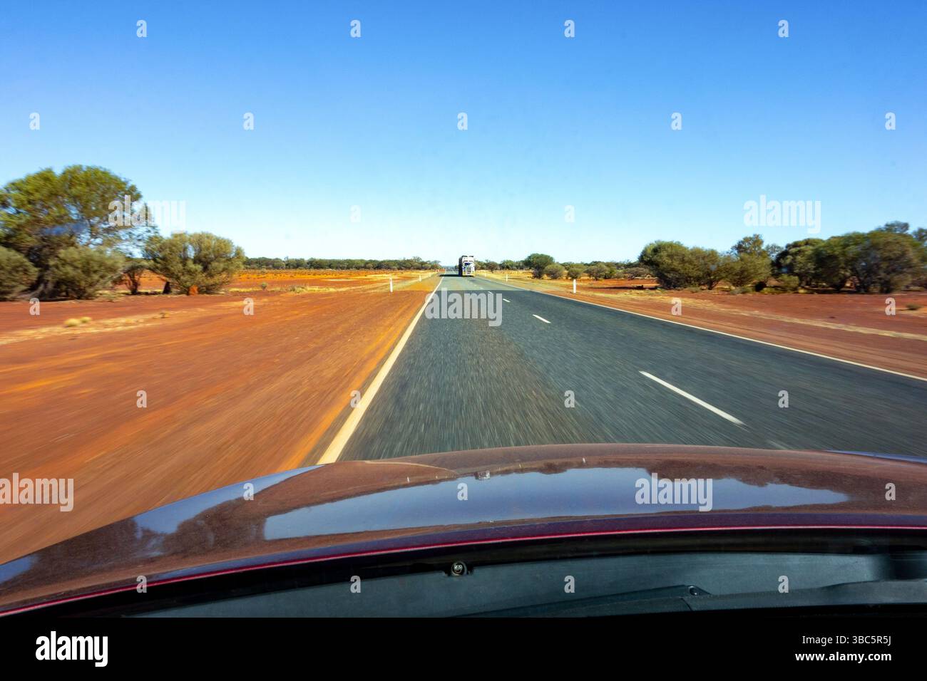 Die Aussicht von einem Auto mit Motorhaube in einem Western Australia mit starkem Bewegungsunschärfeeffekt Stockfoto